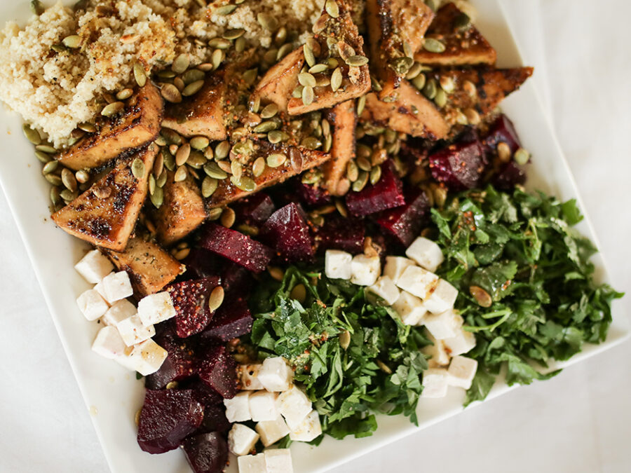 Salade de betteraves, couscous et tofu grillé