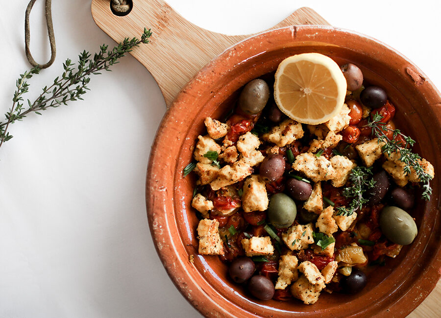 Tofu aux tomates concassées, olives et thym