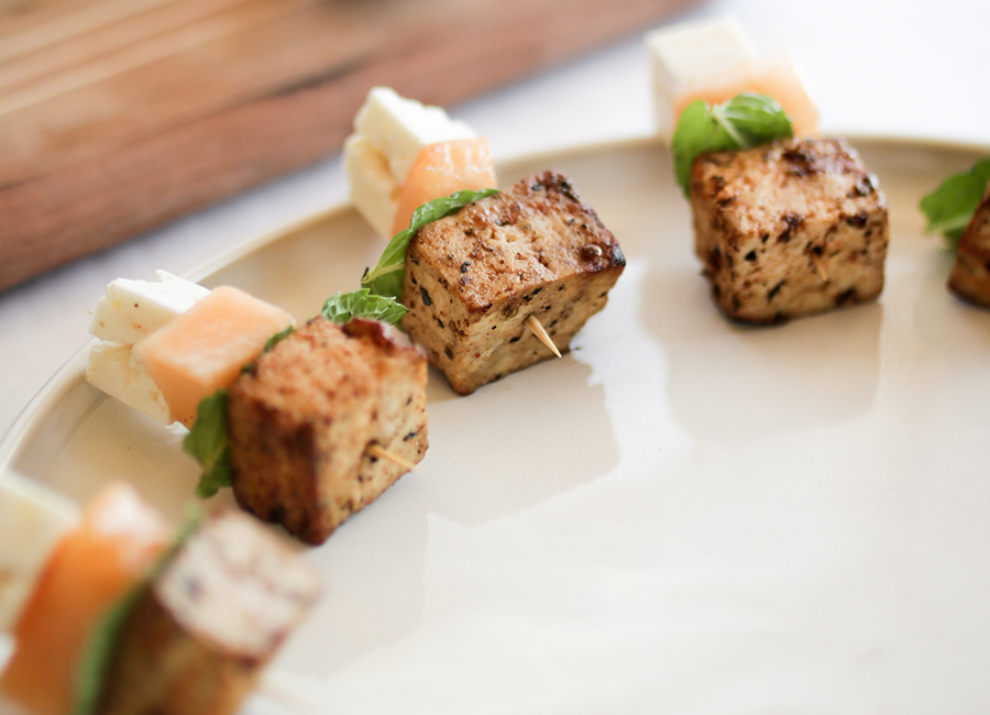 Brochettes cocktail feta, menthe, cantaloup et tofu