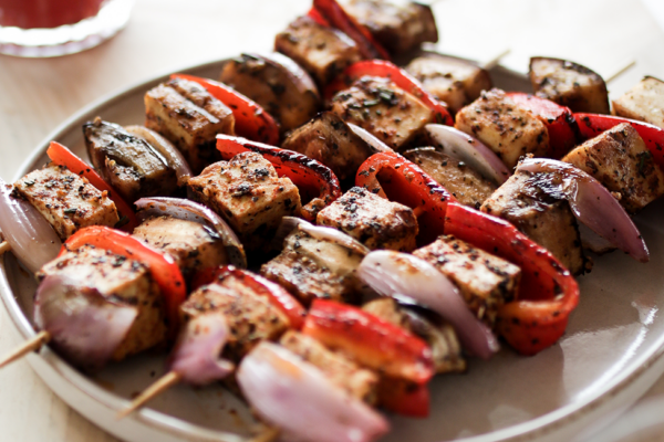 Brochettes de tofu et légumes