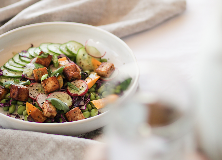 Salade d’édamames, tofu et vinaigrette à la coriandre fraîche