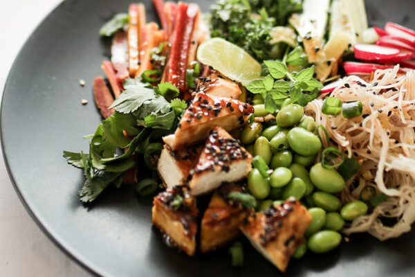 Assiette croquante de légumes et tofu au sésame