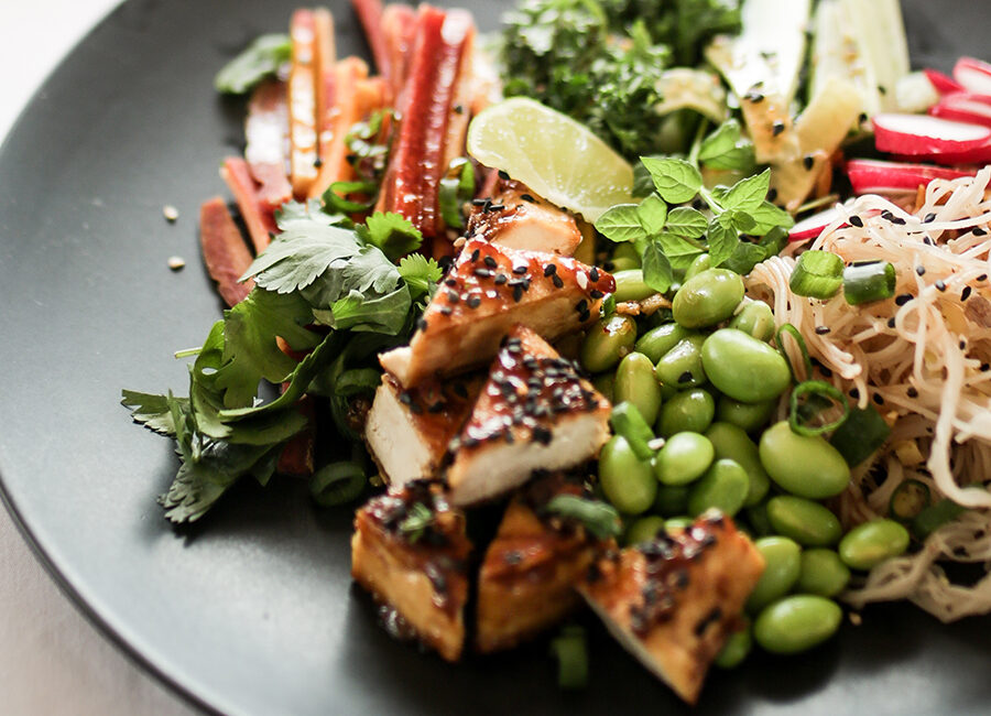 Assiette croquante de légumes et tofu au sésame