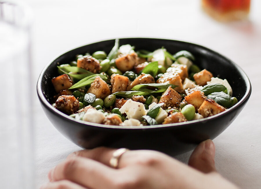 Salade rapide feta, menthe, pois et tofu
