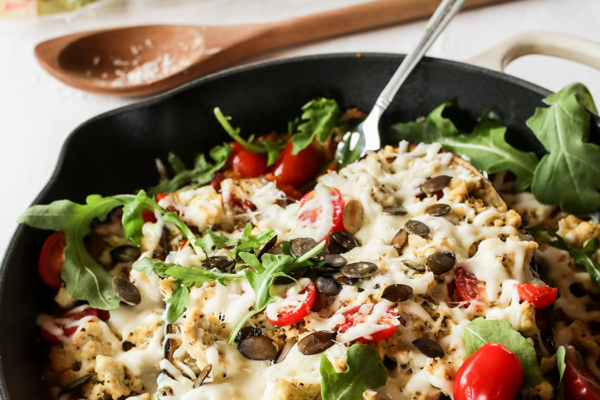 Aubergine farcie sauce tomate, mozzarella & tofu