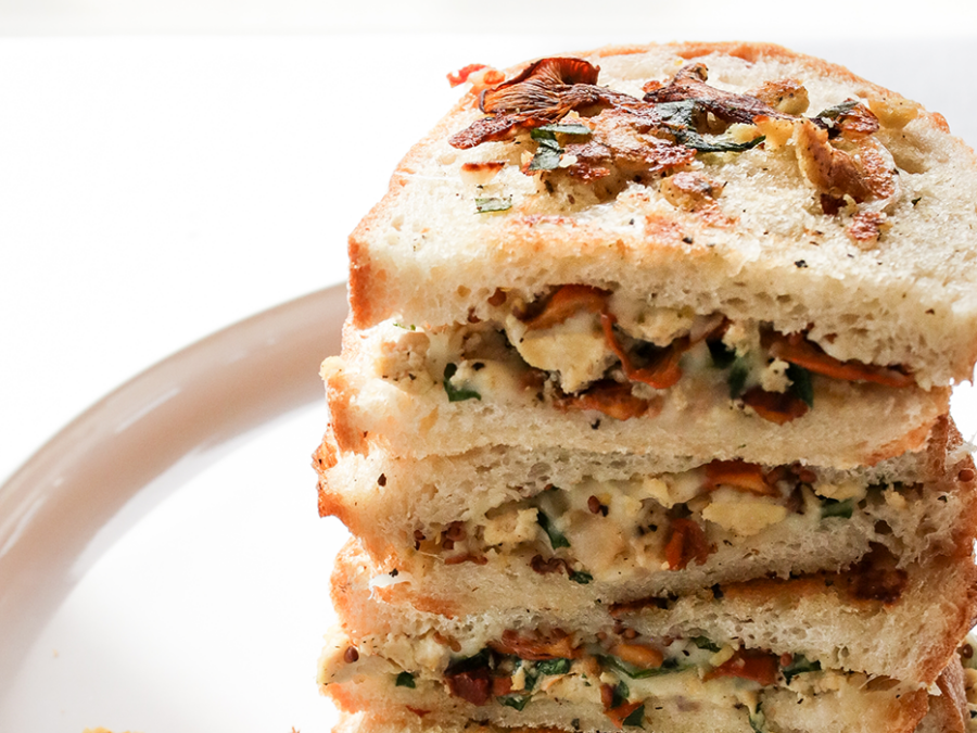 Sandwich au tofu, champignons sauvages, mozzarella & épinards