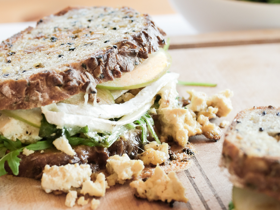 Sandwich au tofu, épinards, brie, moutarde forte et pomme