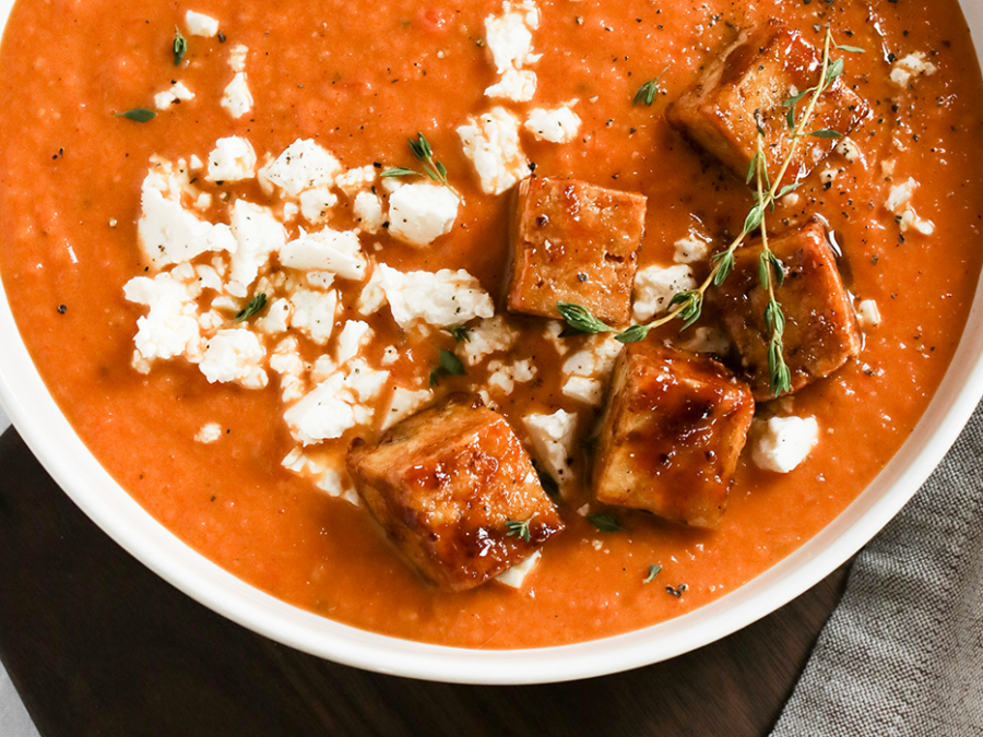 Potage aux tomates et poivrons rôtis et sa garniture de tofu croustillant