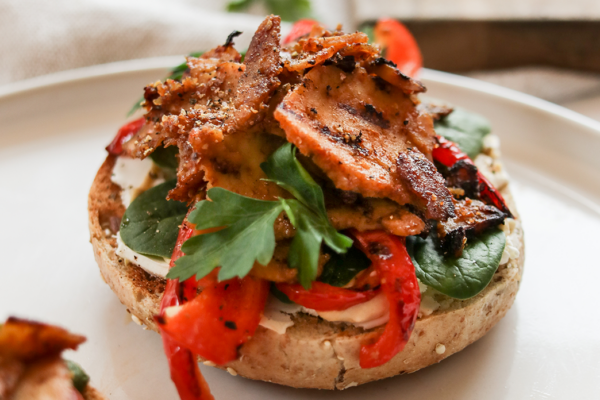 Bagel au tofu & légumes