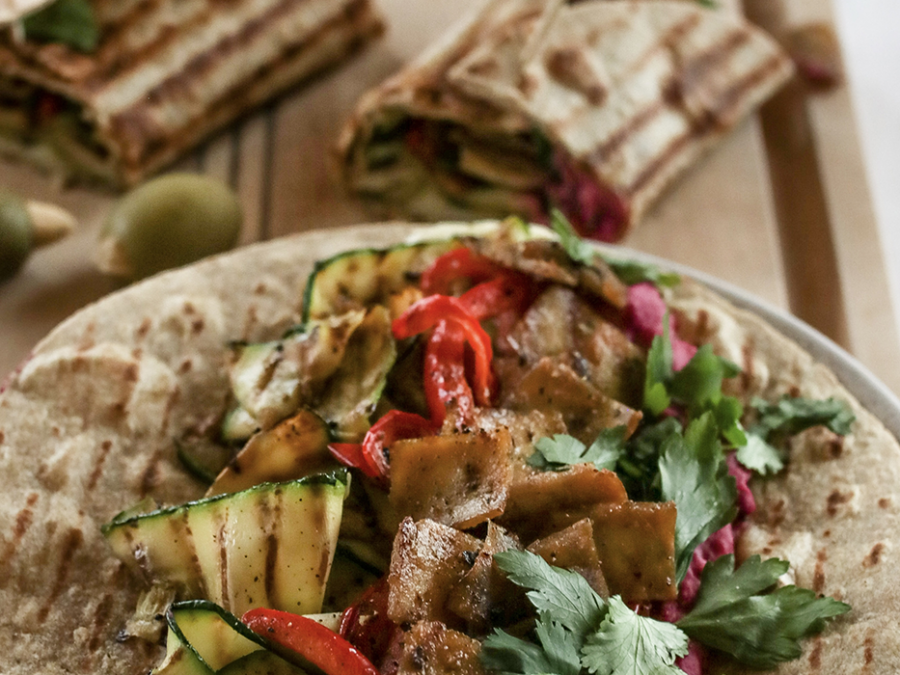 Wrap aux légumes grillés, hummus & tofu