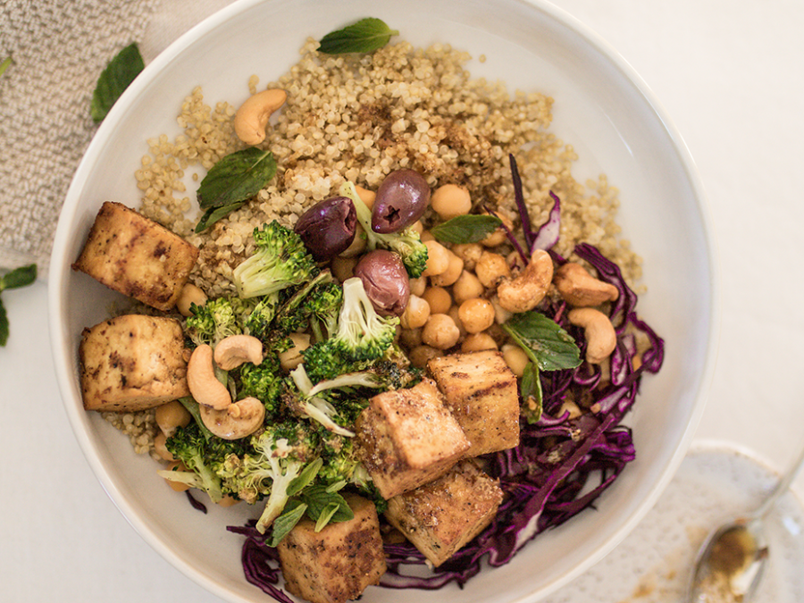 Salade au tofu, quinoa, brocoli, & noix de cajou