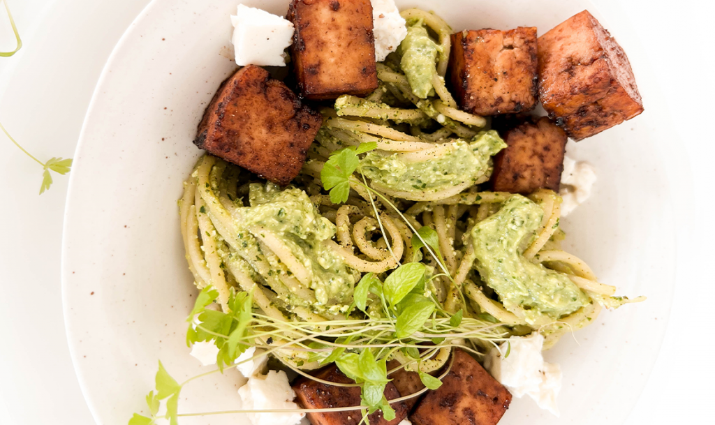 Pâtes à la crème d’avocat et tofu caramélisé à l’ail noir