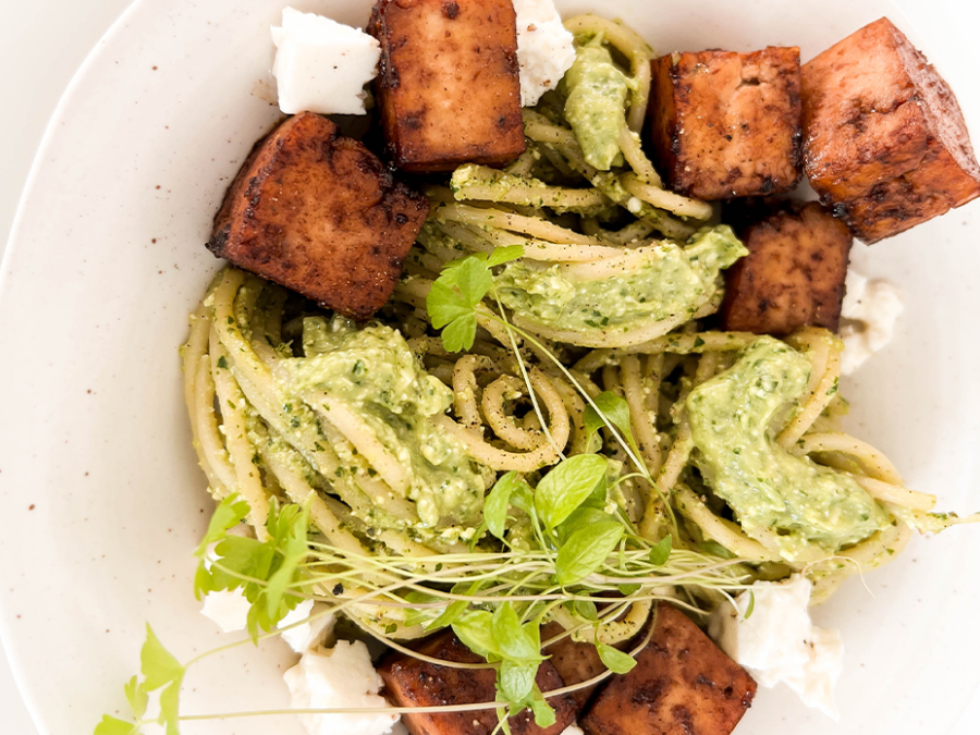 Pâtes à la crème d’avocat et tofu caramélisé à l’ail noir