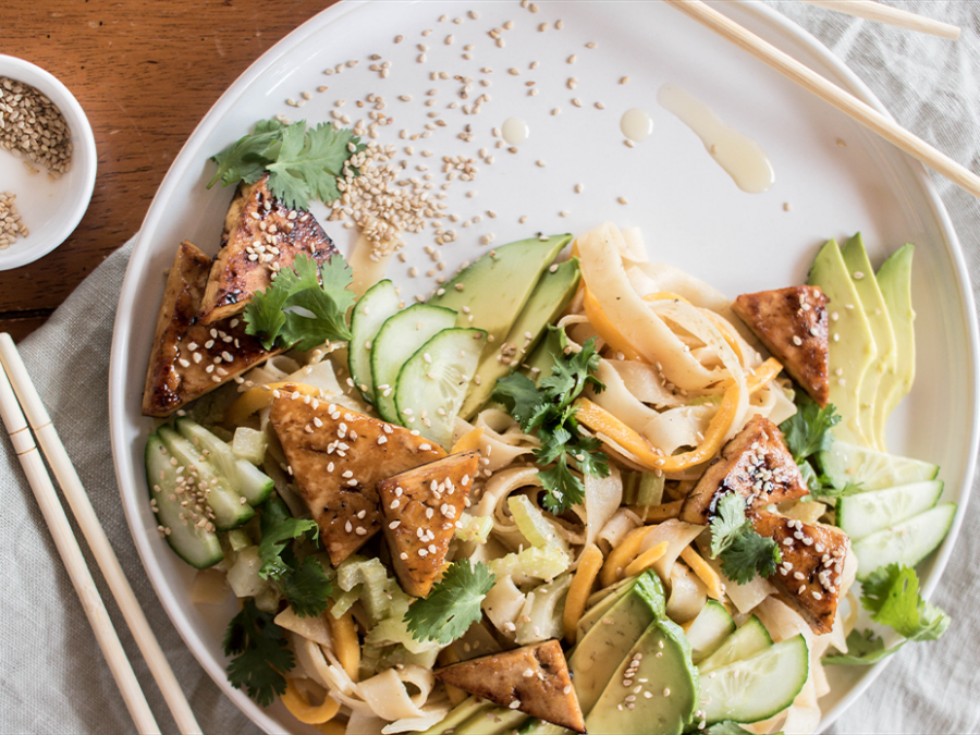 Salade de nouilles de riz, mangue, tahini & tofu