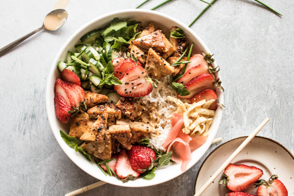 Bowl de tofu, fraises & riz à la citronnelle