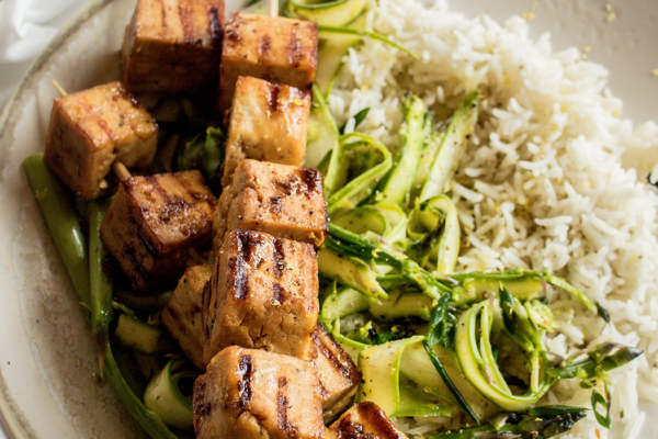 Tofu teriyaki en brochettes, asperges & riz aux herbes salées