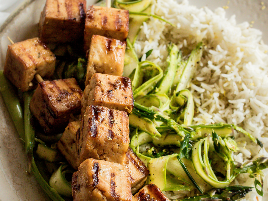 Tofu teriyaki en brochettes, asperges & riz aux herbes salées