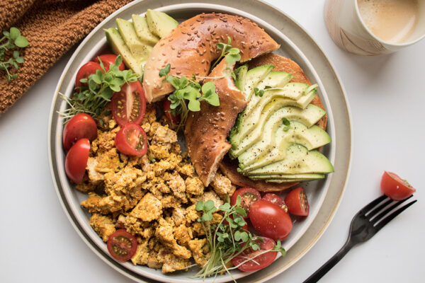 Assiette brunch de tofu brouillé