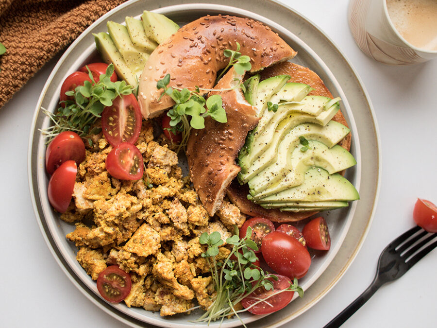 Assiette brunch de tofu brouillé