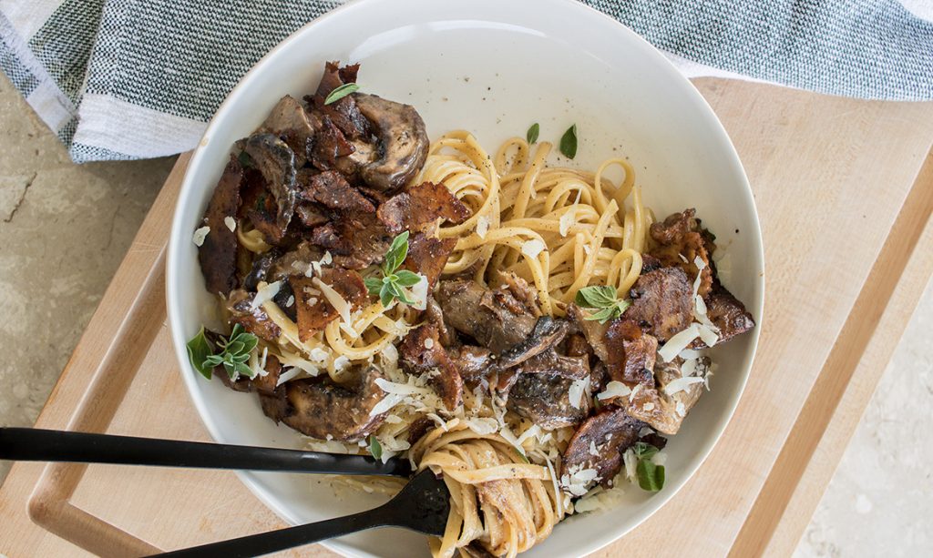 Linguines crémeuses aux champignons & pancetta de tofu