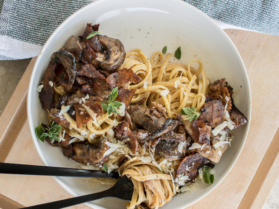 Linguines crémeuses aux champignons & pancetta de tofu