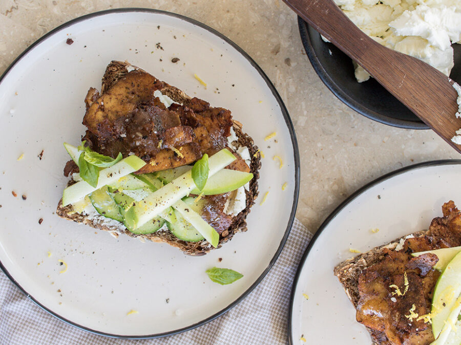 Tartine à la pomme verte, fromage de chèvre, miel & tofu