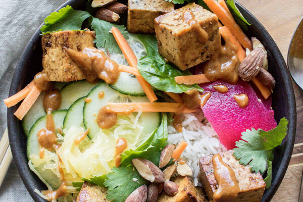Bowl d’automne au tofu et sauce au beurre d’amande