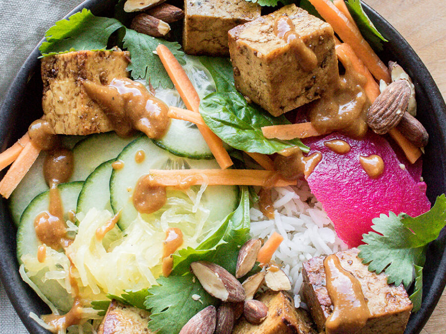 Bowl d’automne au tofu et sauce au beurre d’amande