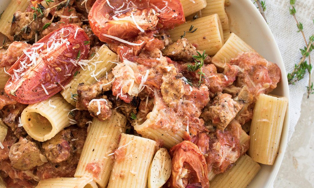 Rigatoni aux tomates rôties et à la «chaire» de tofu