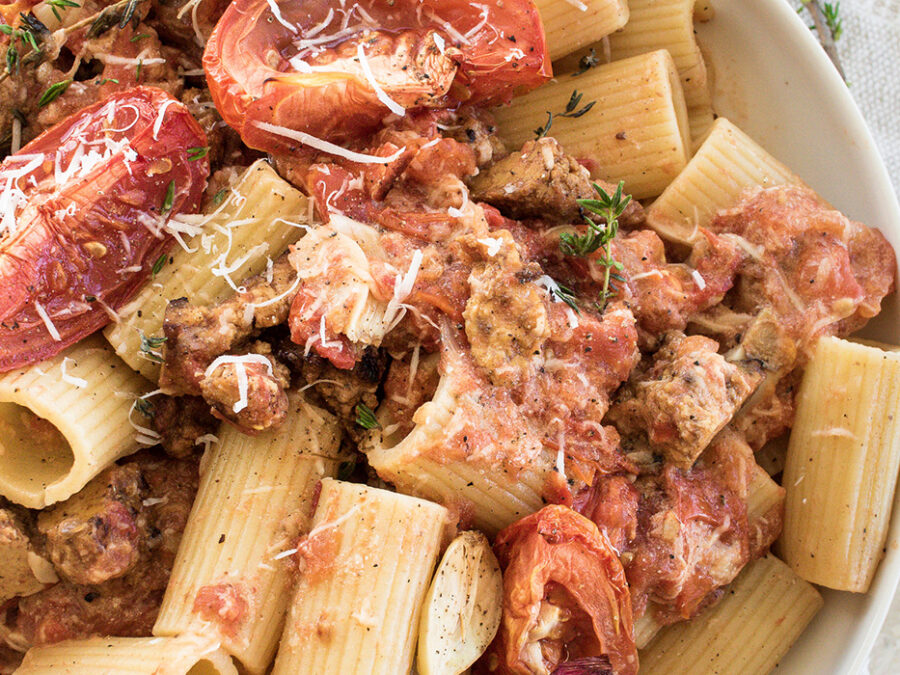 Rigatoni aux tomates rôties et à la «chaire» de tofu