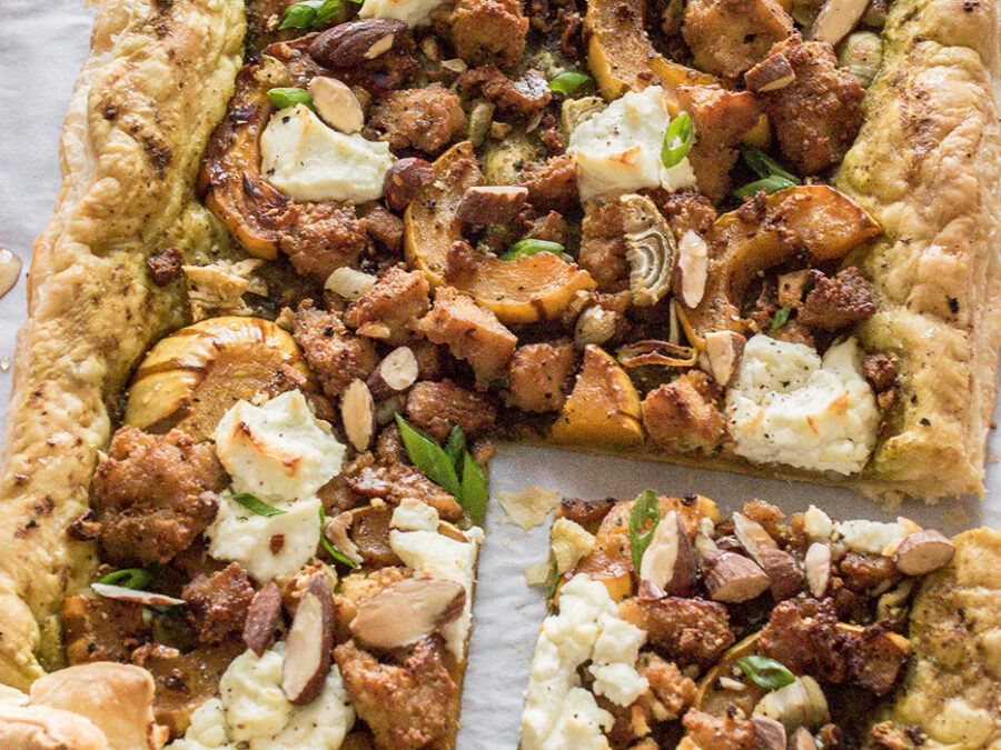 Tarte rustique chèvre, courge, amandes grillées & tofu