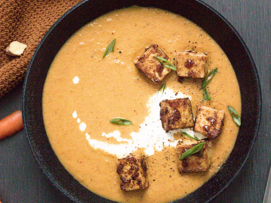 Velouté de carottes au curry rouge et sa garniture de tofu croustillant