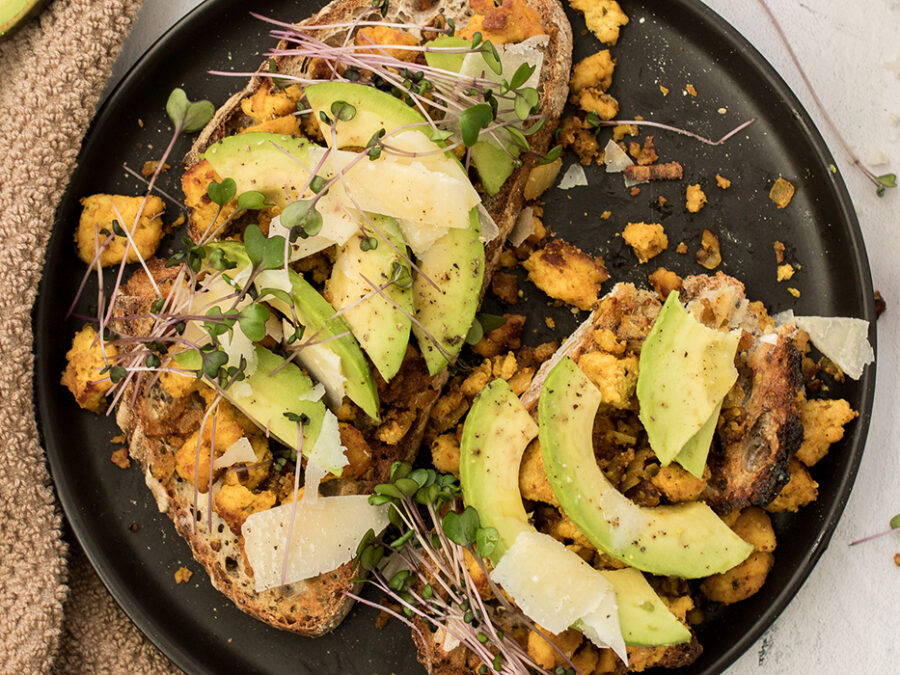 Tartine à l’avocat et tofu brouillé
