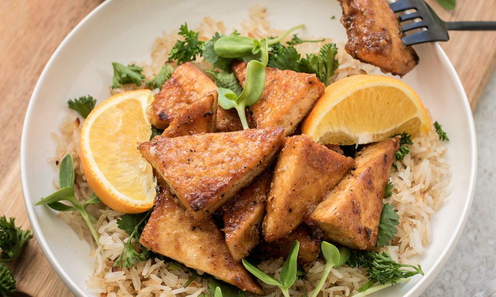 Tofu mariné à l’orange sur riz croustillant à l’ail