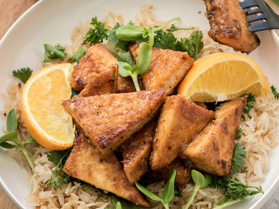 Tofu mariné à l’orange sur riz croustillant à l’ail