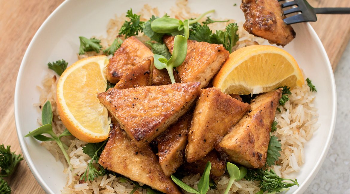 Tofu mariné à l’orange sur riz croustillant à l’ail