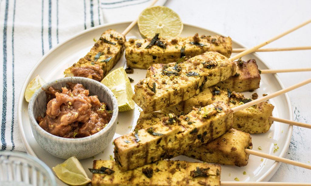 Tofu Satay à la lime kaffir & sauce aux arachides