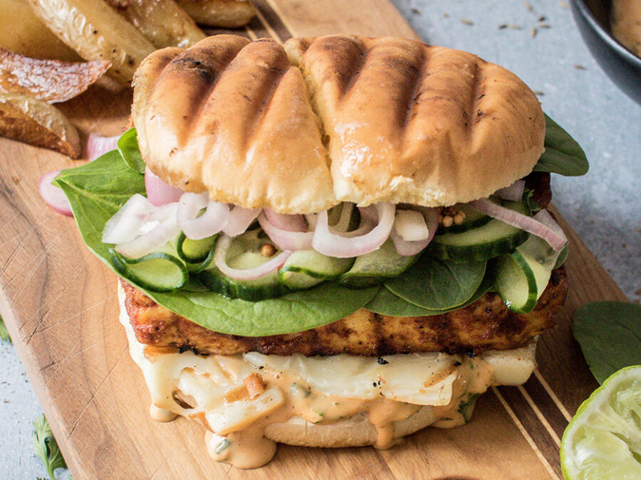 Burger au tofu sur le BBQ et sauce Sud-Ouest
