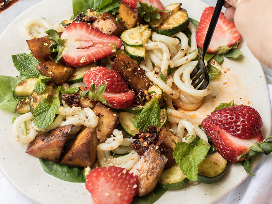 Salade de tofu, fraises & huile croquante