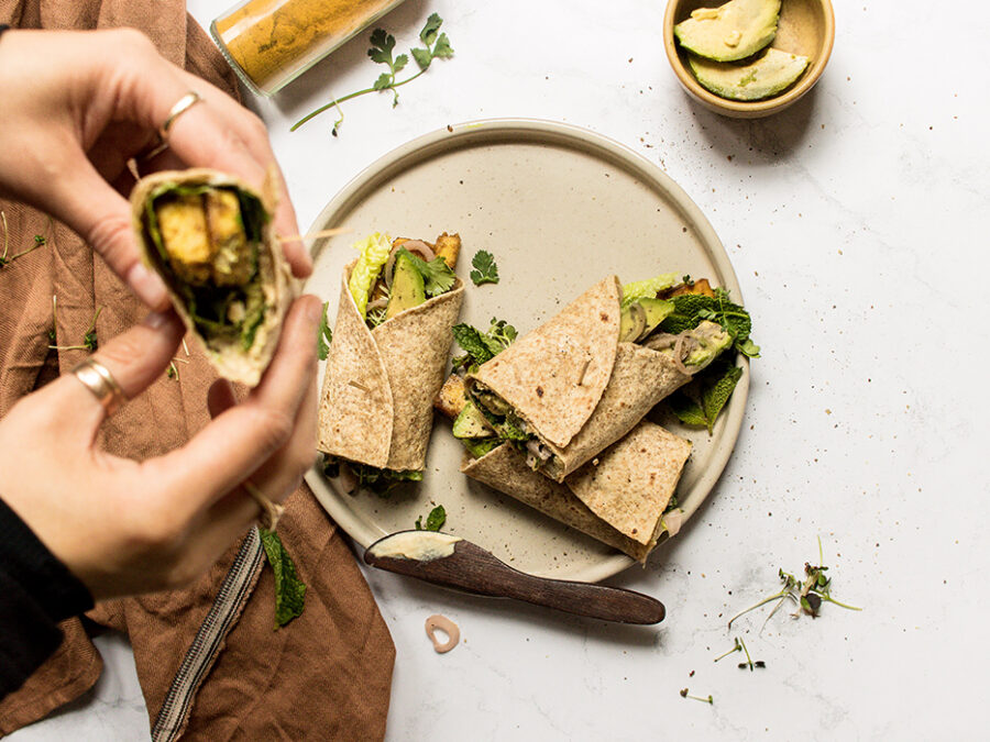 Wrap de tofu au cari, menthe et avocat