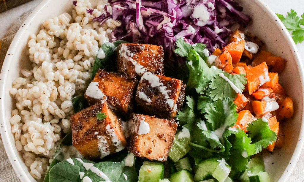 Bowl de tofu aux saveurs d’automne & vinaigrette crémeuse au citron
